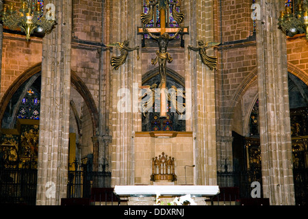 Le maître-autel (1337) et crucifix dans la Cathédrale de Santa Eulalia, Barcelone, Espagne, 2007. Artiste : Samuel Magal Banque D'Images