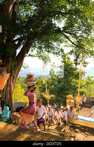 L'INDONÉSIE, Bali, Sidemen, Pura Bukit Tageh temple, les gens présents à celebration Banque D'Images