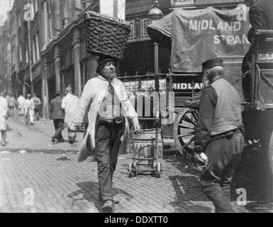 Au marché de poissons porteurs Billingsgate, Londres, 1893. Artiste : Paul Martin Banque D'Images