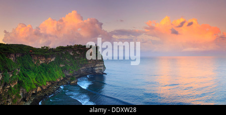 Bali, péninsule de Bukit, Pura Luhur Uluwatu, Uluwatu Temple à l'aube, l'un des plus importants temples directionnels de Bali Banque D'Images