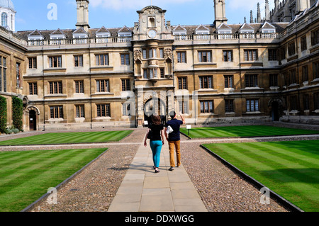 Un couple walking in Clare College, Cambridge, Royaume-Uni Banque D'Images