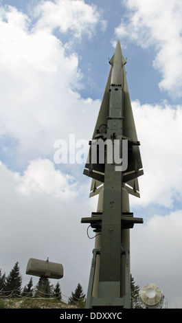 Militaire rocket prêt à partir de la rampe de lancement et deux gros radar pour les commandes à distance Banque D'Images