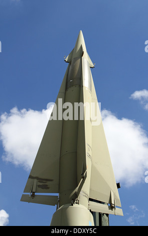 Fusée avec ogive explosive militaire pour la guerre et ciel bleu et nuages blancs Banque D'Images