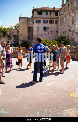 Près d'une visite gratuite à pied à Split Croatie guide touristique et les touristes un sou Banque D'Images