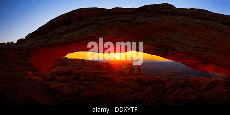 Lever du soleil à Mesa Arch arche en pierre Banque D'Images