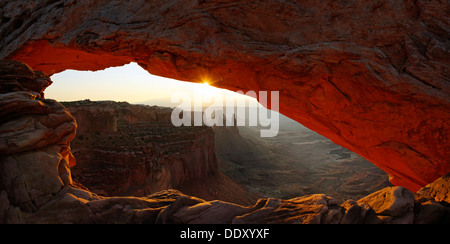 Lever du soleil à Mesa Arch arche en pierre Banque D'Images