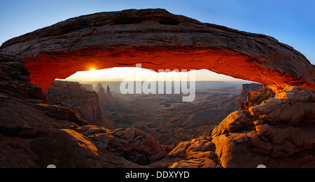 Lever du soleil à Mesa Arch arche en pierre Banque D'Images