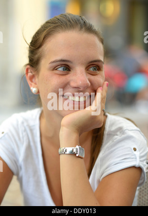 Smiling young woman, portrait Banque D'Images