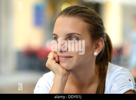 Pensive young woman, portrait Banque D'Images