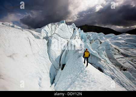 Mountaineer debout devant des crevasses sur le Glacier Matanuska Banque D'Images