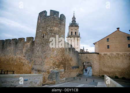 La tour de la cathédrale et les remparts de la ville, Burgo de Osma, Soria, Espagne, 2007. Artiste : Samuel Magal Banque D'Images