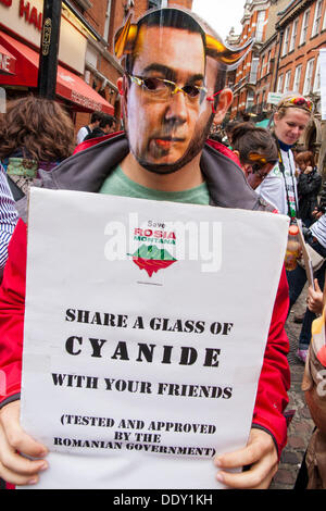 Londres, Royaume-Uni. Le 08 août, 2013. Un manifestant met en lumière les dangers du cyanure as été saisie de l'approvisionnement en eau comme les Roumains, basé à Londres et d'écologistes manifester contre un projet de mine d'or de Rosia Montana, en Transylvanie. Crédit : Paul Davey/Alamy Live News Banque D'Images