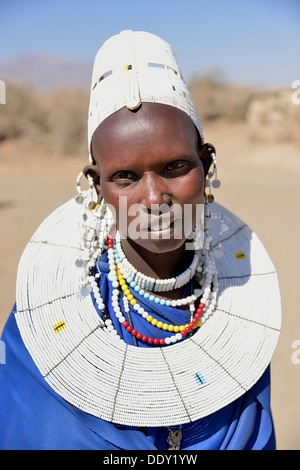 Femme portant les vêtements traditionnels Maasai Banque D'Images