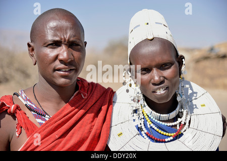 Homme massaï et une femme en costume traditionnel Banque D'Images