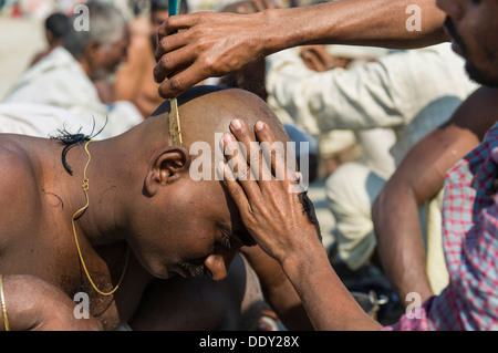 Pilgrim ayant sa tête rasée au cours de Kumbha Mela Banque D'Images