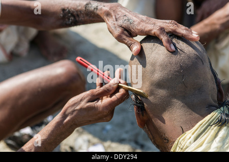 Pilgrim ayant sa tête rasée au cours de Kumbha Mela Banque D'Images