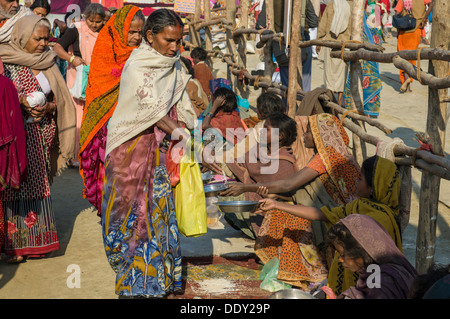 Les mendiants assis dans une rangée, à la mendicité, au cours de Kumbha Mela Banque D'Images