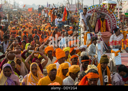 Procession de fidèles vêtus de Kumbha Mela orange, au cours de Banque D'Images