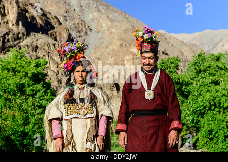 Un couple de la tribu Brokpa portant des vêtements traditionnels avec des coiffes de fleurs Banque D'Images