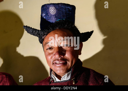 Un homme portant un costume traditionnel ladakhis, portrait Banque D'Images