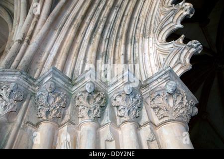 Motifs floraux et des droits sur les capitales, Monastère de Batalha, Batalha, Portugal, 2009. Artiste : Samuel Magal Banque D'Images