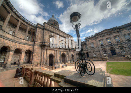 L'Université d'Édimbourg en Écosse Lothian South College UK wide view avec lampe à l'ancienne Banque D'Images