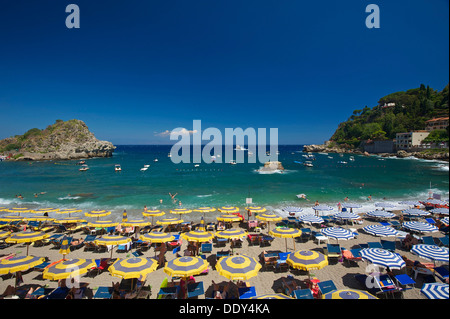 Les touristes sur la plage, parasols et chaises longues, de la baie de Mazzarò, Taormina, province de Messine, Sicile, Italie Banque D'Images