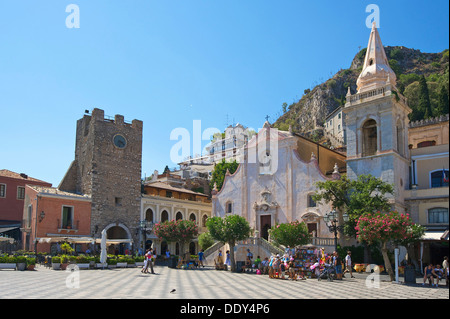 Corso Umberto, Piazza IX Aprile square et église de San Giuseppe Banque D'Images