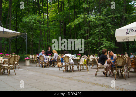 Terrasse de café dans le parc Lazienki Park Lazienkowski Varsovie Pologne Europe district Ujazdow Banque D'Images