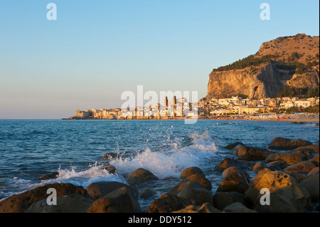 Plage et du centre-ville historique de Cefalù dans la lumière du soir Banque D'Images