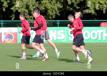 Hensol, UK. Dimanche 08 Septembre 2013 Photo : Gareth Bale formation (R) de rire. Re : jamais plus cher, transfert de Gareth Bale, qui a été acheté par le Real Madrid à partir de Tottenham Hotspur pour £86m, participe avec l'équipe de football du Pays de Galles, la formation à l'hôtel Resort Vale près de Cardiff, Pays de Galles, avant leur match contre la Serbie la semaine prochaine. Credit : D Legakis/Alamy Live News Banque D'Images