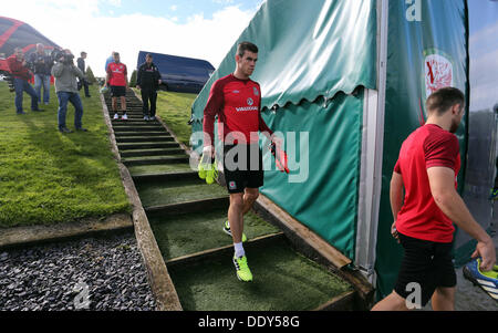 Hensol, UK. Dimanche 08 Septembre 2013 Photo : Gareth Bale arrive pour la formation la plus chère jamais Re : transfert, Gareth Bale, qui a été acheté par le Real Madrid à partir de Tottenham Hotspur pour £86m, participe avec l'équipe de football du Pays de Galles, la formation à l'hôtel Resort Vale près de Cardiff, Pays de Galles, avant leur match contre la Serbie la semaine prochaine. Credit : D Legakis/Alamy Live News Banque D'Images