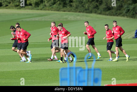 Hensol, UK. Dimanche 08 Septembre 2013 Photo : Gareth Bale (R) réchauffe avec coéquipiers. Re : jamais plus cher, transfert de Gareth Bale, qui a été acheté par le Real Madrid à partir de Tottenham Hotspur pour £86m, participe avec l'équipe de football du Pays de Galles, la formation à l'hôtel Resort Vale près de Cardiff, Pays de Galles, avant leur match contre la Serbie la semaine prochaine. Credit : D Legakis/Alamy Live News Banque D'Images