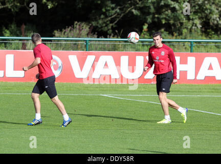 Hensol, UK. Dimanche 08 Septembre 2013 Photo : Gareth Bale (R) réchauffe avec coéquipiers. Re : jamais plus cher, transfert de Gareth Bale, qui a été acheté par le Real Madrid à partir de Tottenham Hotspur pour £86m, participe avec l'équipe de football du Pays de Galles, la formation à l'hôtel Resort Vale près de Cardiff, Pays de Galles, avant leur match contre la Serbie la semaine prochaine. Credit : D Legakis/Alamy Live News Banque D'Images