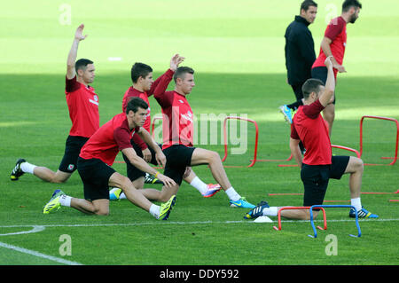 Hensol, UK. Dimanche 08 Septembre 2013 Photo : Gareth Bale (AVANT GAUCHE) formation Re : jamais plus cher, transfert de Gareth Bale, qui a été acheté par le Real Madrid à partir de Tottenham Hotspur pour £86m, participe avec l'équipe de football du Pays de Galles, la formation à l'hôtel Resort Vale près de Cardiff, Pays de Galles, avant leur match contre la Serbie la semaine prochaine. Credit : D Legakis/Alamy Live News Banque D'Images