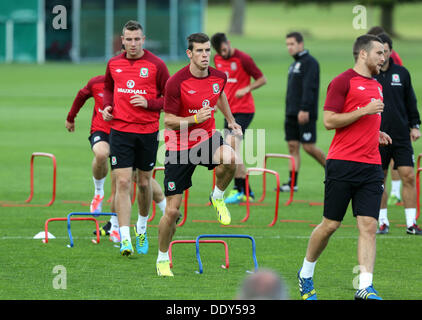 Hensol, UK. Dimanche 08 Septembre 2013 Photo : Gareth Bale (C) formation Re : jamais plus cher, transfert de Gareth Bale, qui a été acheté par le Real Madrid à partir de Tottenham Hotspur pour £86m, participe avec l'équipe de football du Pays de Galles, la formation à l'hôtel Resort Vale près de Cardiff, Pays de Galles, avant leur match contre la Serbie la semaine prochaine. Credit : D Legakis/Alamy Live News Banque D'Images