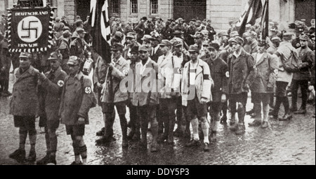 Défilé de membres de la SA, Weimar, Allemagne, 1926. Artiste : Inconnu Banque D'Images