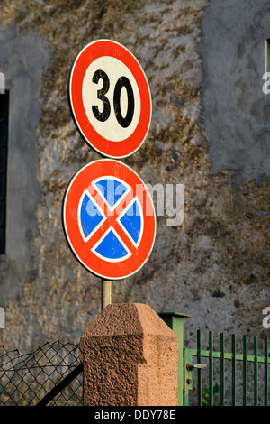 Les plaques de rue, les limites de vitesse et absolument pas de l'arrêt Banque D'Images