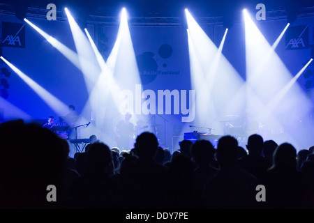 Spots et pendant la phase de concert le groupe britannique Hot Chip, Blue Balls Festival, KKL Luzern concert hall Banque D'Images