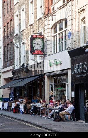 Les gens assis dehors Bar Italia, Frith Street, Soho, Londres Banque D'Images