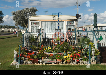 Caravane statique maisons de vacances chalets, camping permanent St Osyth Essex UK. Famille en face jardin St Osyth Beach Holiday Home Park. Septembre 2013 2010s HOMER SYKES Banque D'Images