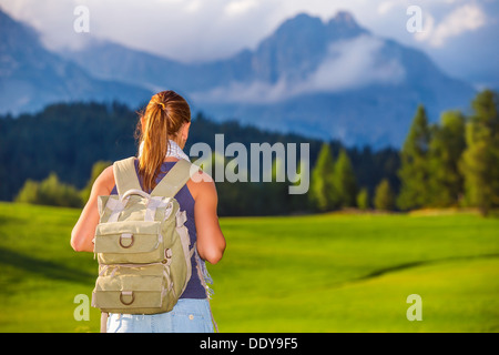 Meilleur jeune fille dans les montagnes, vue arrière de Femme avec sac à dos à la recherche sur beau paysage, voyage Alpes Banque D'Images