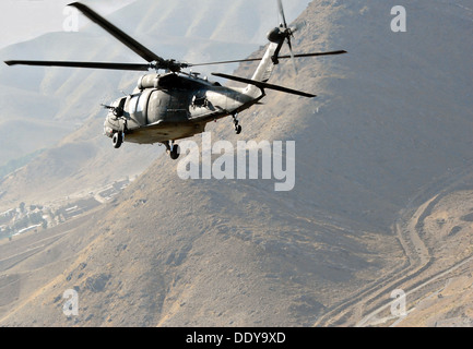 L'ARMÉE AMÉRICAINE UN UH-60L Black Hawk vole au-dessus de la province de Kaboul le 4 septembre 2013 à Kaboul, Afghanistan. Banque D'Images