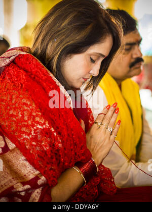 Bangkok, Thaïlande. Sep 9, 2013. Une femme prie au cours Ganesha Chaturthi célébrations au temple de Shiva dans Bangkok. Ganesha Chaturthi également connu sous le nom de Vinayaka Chaturthi, est la fête hindoue célébrée le jour de la re-naissance du Seigneur Ganesha, fils de Shiva et Parvati. Le festival, aussi connu comme Ganeshotsav (''Fête de Ganesha'') est observée dans le calendrier hindou mois d'Bhaadrapada. La date tombe généralement entre le 19 août et le 20 septembre. Le festival dure 10 jours, se terminant à Anant Chaturdashi. Ganesha est largement vénéré dieu hindou et est vénéré par de nombreux bouddhistes thaïlandais. Banque D'Images