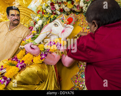 Bangkok, Thaïlande. Sep 9, 2013. Les hindous célèbrent à Bangkok Ganesha Chaturthi au temple de Shiva. Ganesha Chaturthi également connu sous le nom de Vinayaka Chaturthi, est la fête hindoue célébrée le jour de la re-naissance du Seigneur Ganesha, fils de Shiva et Parvati. Le festival, aussi connu comme Ganeshotsav (''Fête de Ganesha'') est observée dans le calendrier hindou mois d'Bhaadrapada. La date tombe généralement entre le 19 août et le 20 septembre. Le festival dure 10 jours, se terminant à Anant Chaturdashi. Ganesha est largement vénéré dieu hindou et est vénéré par de nombreux bouddhistes thaïlandais. Banque D'Images