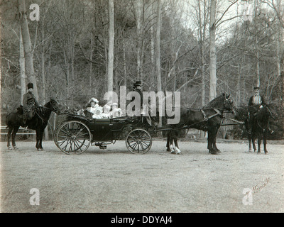 Le Tsar Nicolas II de Russie avec sa famille dans le parc de Tsarskoïe Selo, en Russie, des années 1900. Artiste : K von Hahn Banque D'Images