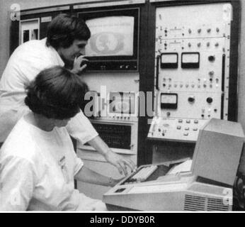 Médecine, irradiation / rayons X / mesure, médecins avec tomographie assistée par ordinateur, 1981, droits additionnels-Clearences-non disponible Banque D'Images