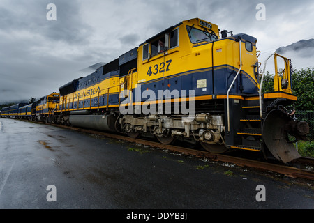 L'Alaska Railroad et du moteur long train tirant de chasse-neige Banque D'Images