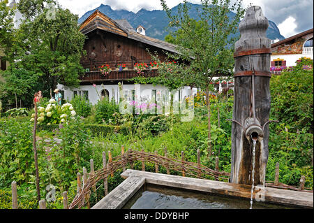 Maison avec un jardin de chalet et d'un puits, Garmisch-Partenkirchen, Bavière Banque D'Images