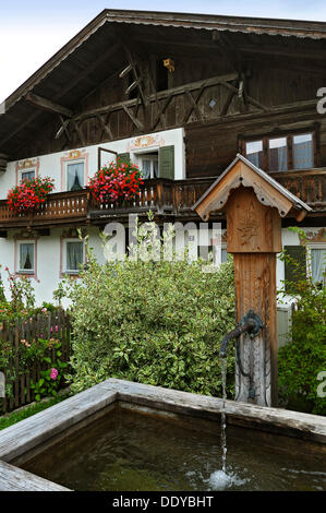 Maison avec un jardin de chalet et d'un puits, Garmisch-Partenkirchen, Bavière Banque D'Images
